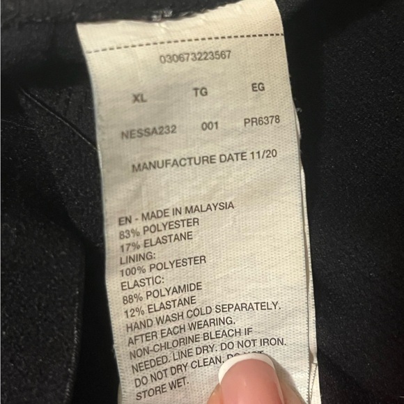 Nike Black and White Sports Top with Built in Bra, size XL - Picture 7 of 9